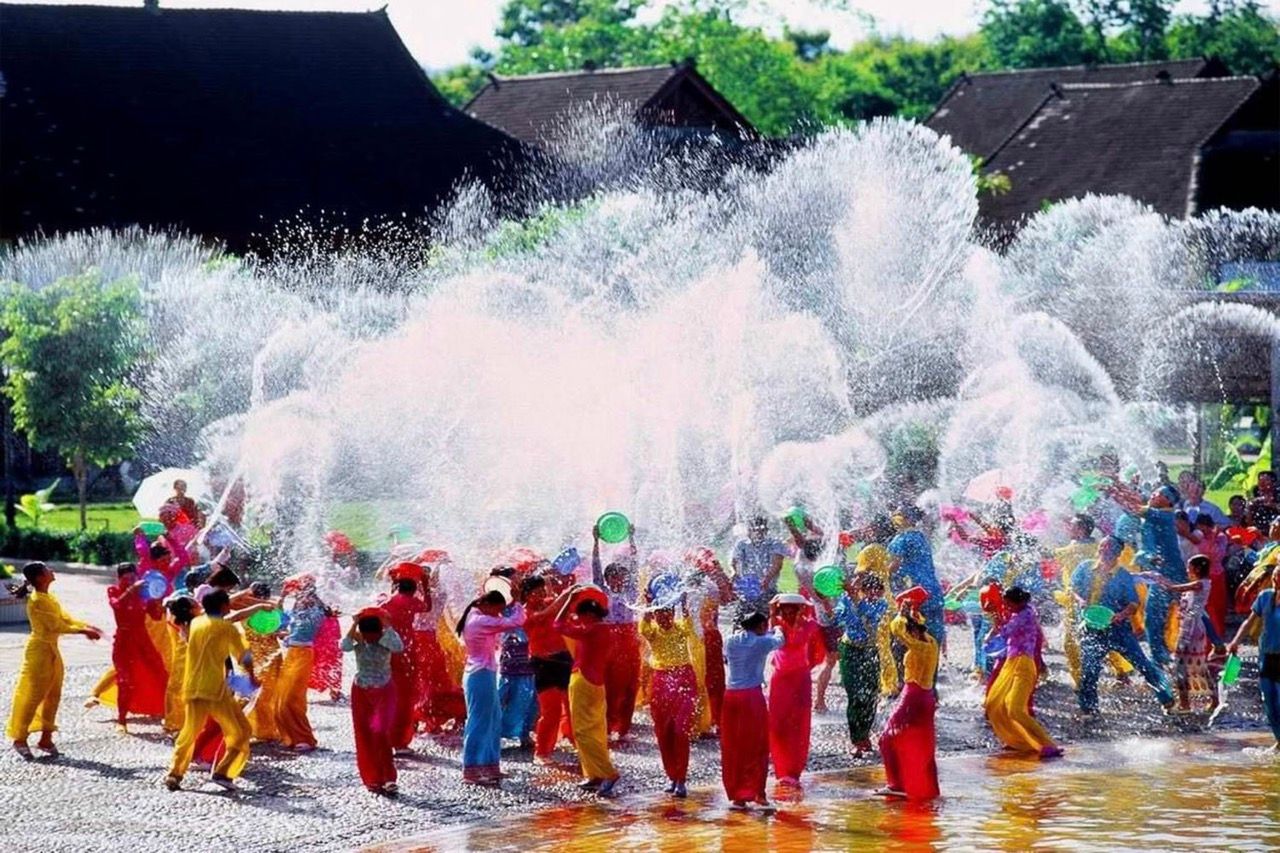 Lễ hội té nước tại xứ chùa Vàng Thái Lan